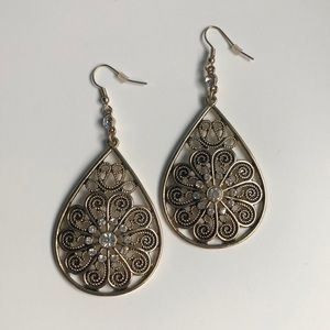 Gold earring with stones